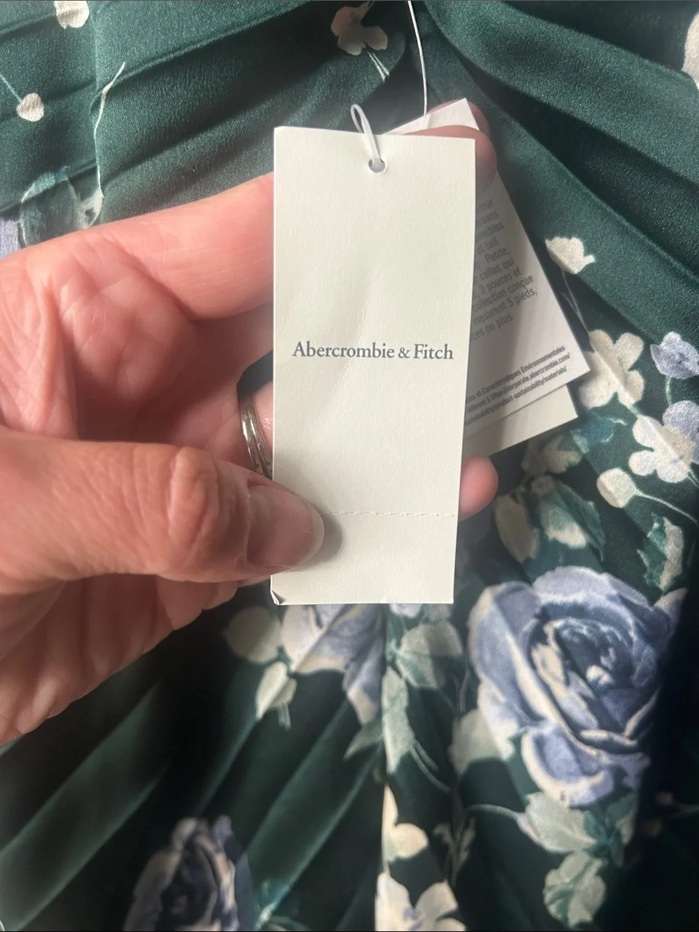 Abercrombie & Fitch flowing dark